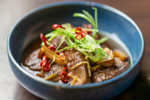 京都府宮津市上世屋の猪肉の、最も煮込み料理に適している部位のスネ肉を使用しています。